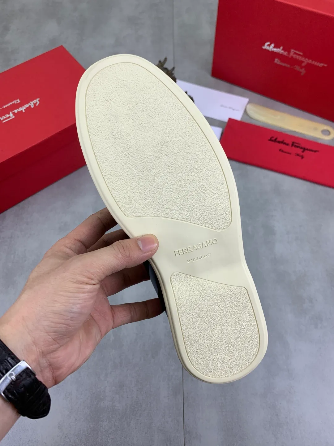 Men's Men's Shoes 💰P580💰[New Style] Water-dyed Niuli 🆘[Salvatore Ferragamo] Ferragamo's latest casual business leather shoes for men! Listed simultaneously! The fabric is made of specially imported original open-edge beaded calfskin, and the interior is made of imported water-dyed cowhide. It is absolutely luxurious and leads the fashion trend. Matching code: 38-44 (45 and 46 can be customized) Black, brown and burgundy colors available